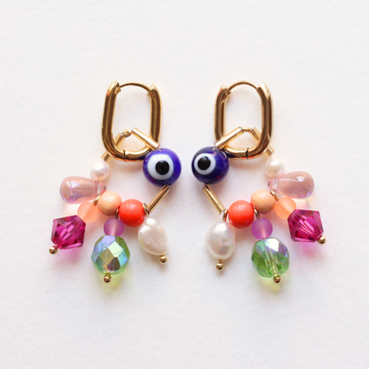 Boucles d’oreilles Healing faites main avec perles oeil bleu, couleurs vives, originales, création Bibi Joue, pièce unique