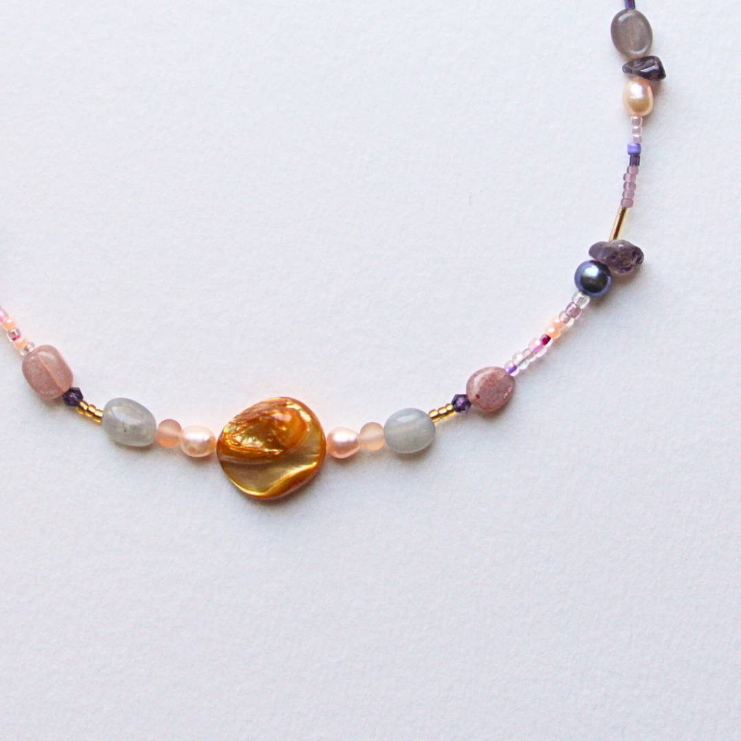 Collier ras du cou Pure Shores, modèle unique, perles et pierres fines, couleurs douces, violet et doré, création faite main à Paris, Bibi Joue