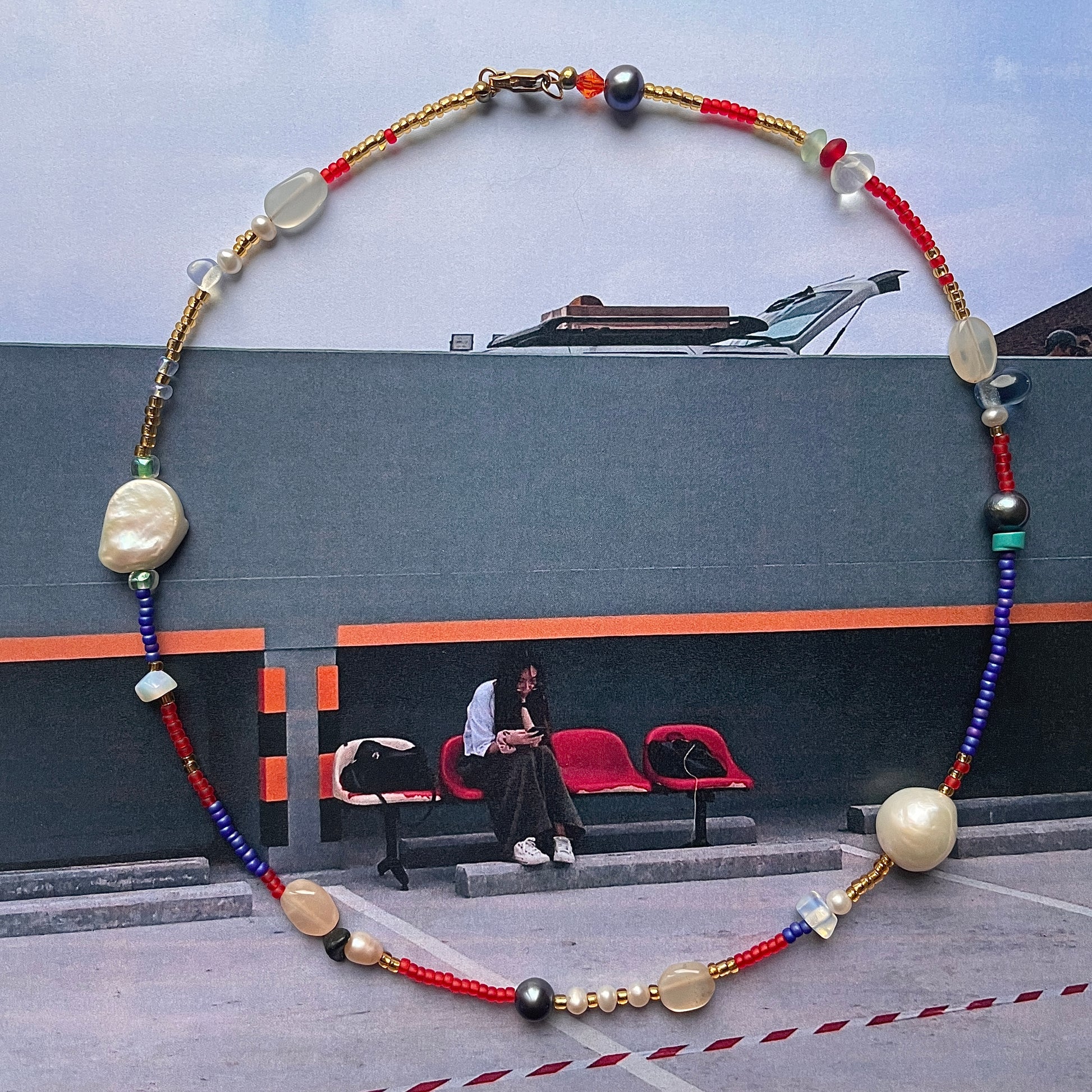 Collier de perles Hot Mess rouge et bleu, pièce unique et originale, création faite main Paris Bibi Joue