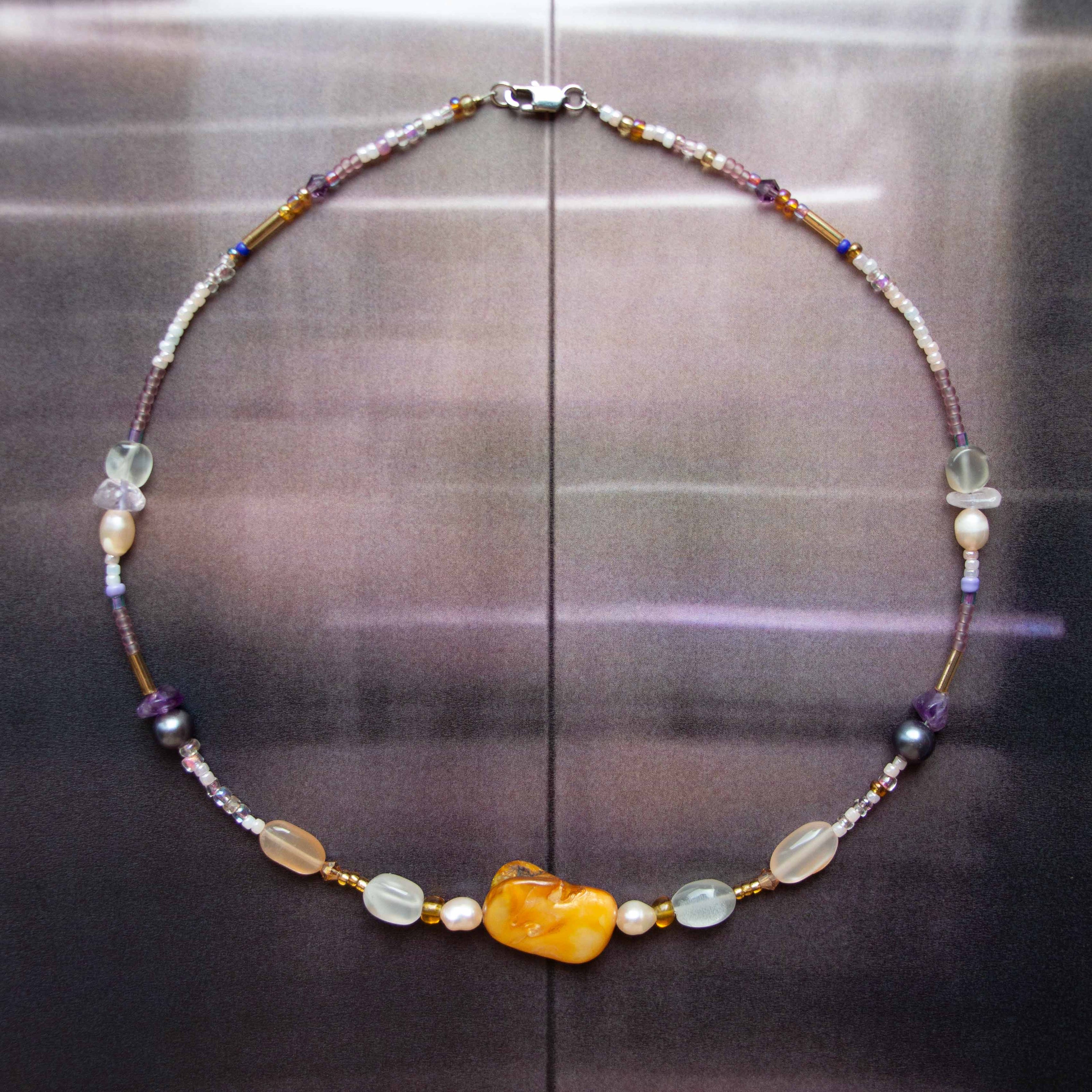 Collier ras du cou Pure Shores, modèle unique, perles et pierres fines, couleurs douces, violet et doré, création faite main à Paris, Bibi Joue