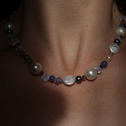 Collier Moon River porté, couleurs douces, pierres et perles fines, semi-précieuses, création faite main à Paris, Bibi Joue