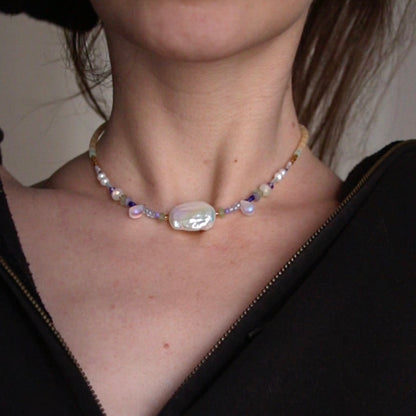Collier Different Lives porté ras du cou, pièce unique, perles keshi, semi-précieuses, création faite main Bibi Joue