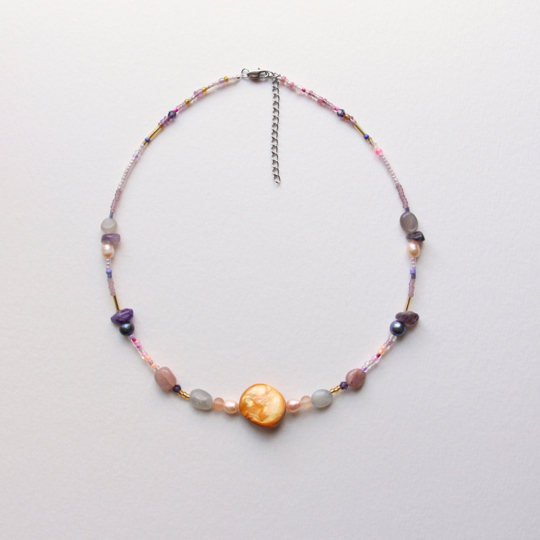 Collier ras du cou Pure Shores, modèle unique, perles et pierres fines, couleurs douces, violet et doré, création faite main à Paris, Bibi Joue
