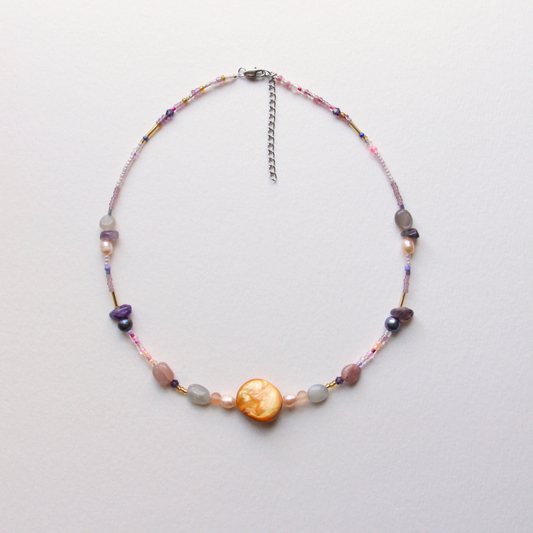 Collier ras du cou Pure Shores, modèle unique, perles et pierres fines, couleurs douces, violet et doré, création faite main à Paris, Bibi Joue